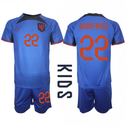 Fotbalové Dres Holandsko Denzel Dumfries #22 Dětské Venkovní MS 2022 Krátký Rukáv (+ trenýrky)